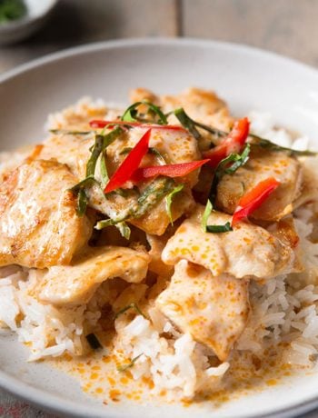 Choo chee chicken curry on a bed of rice.