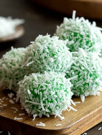 Fresh Indonesian rice cakes known as klepon or onde onde.