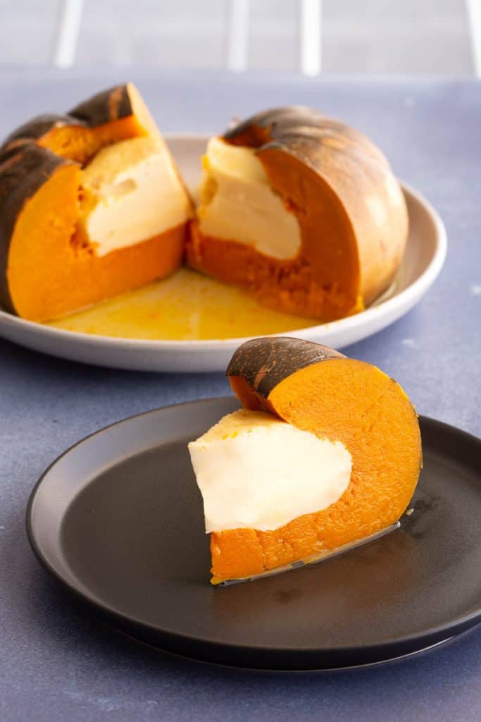 Steamed pumpkin with a coconut custard filling, ready to eat!