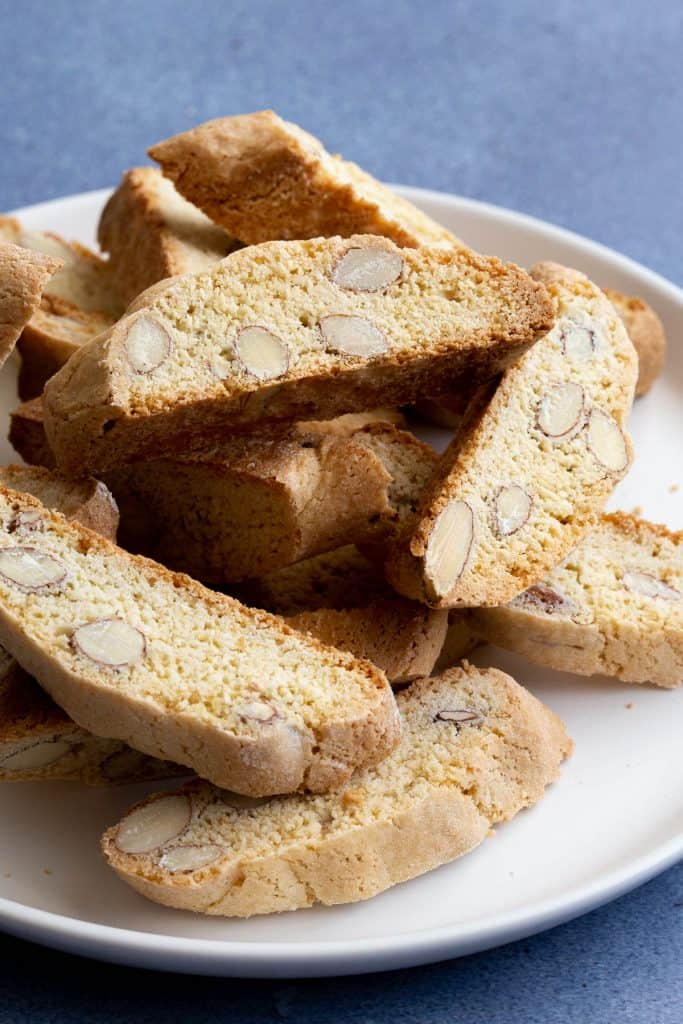 White plate filled with fresh cantucci biscuits.
