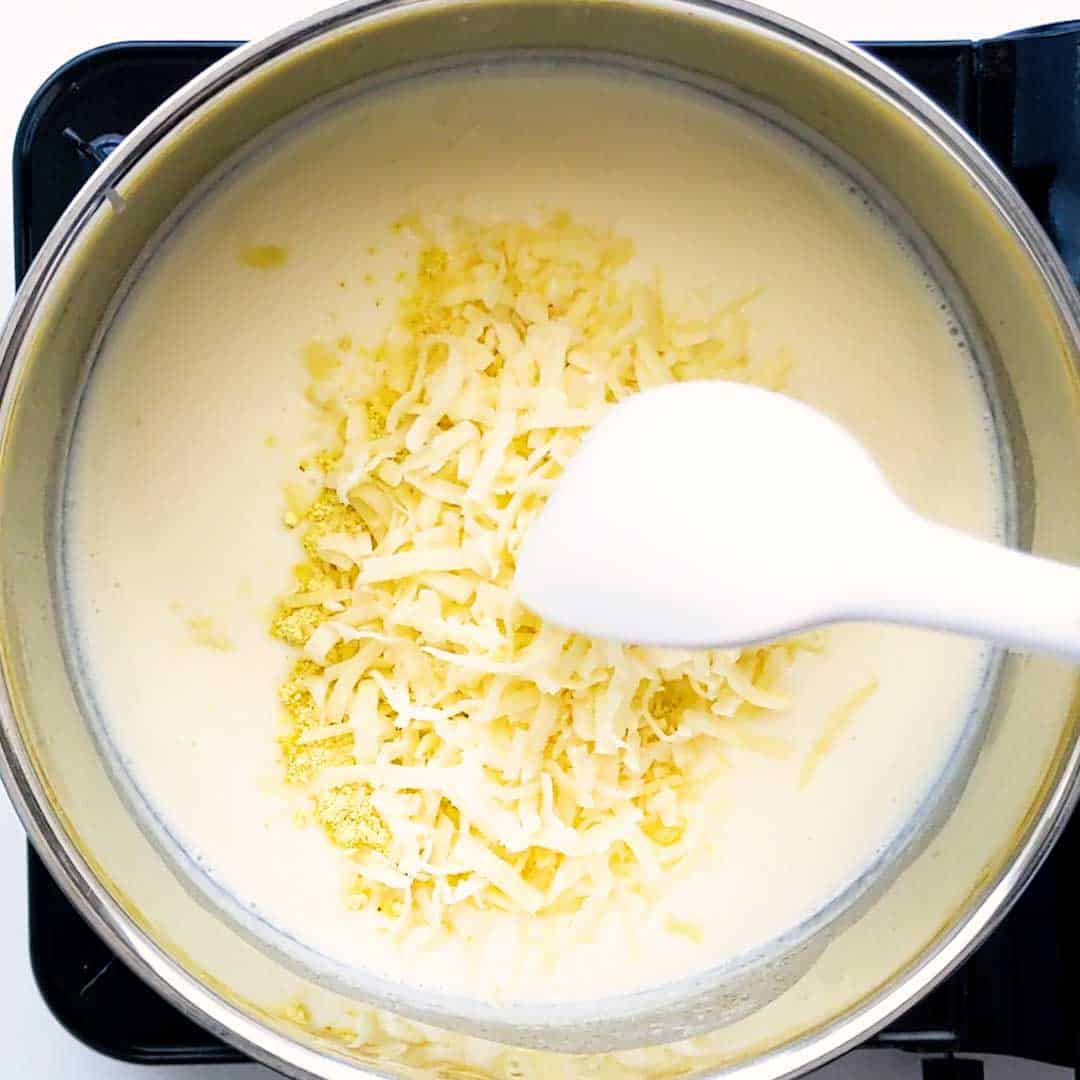 Seasoning basic white sauce with cheese.