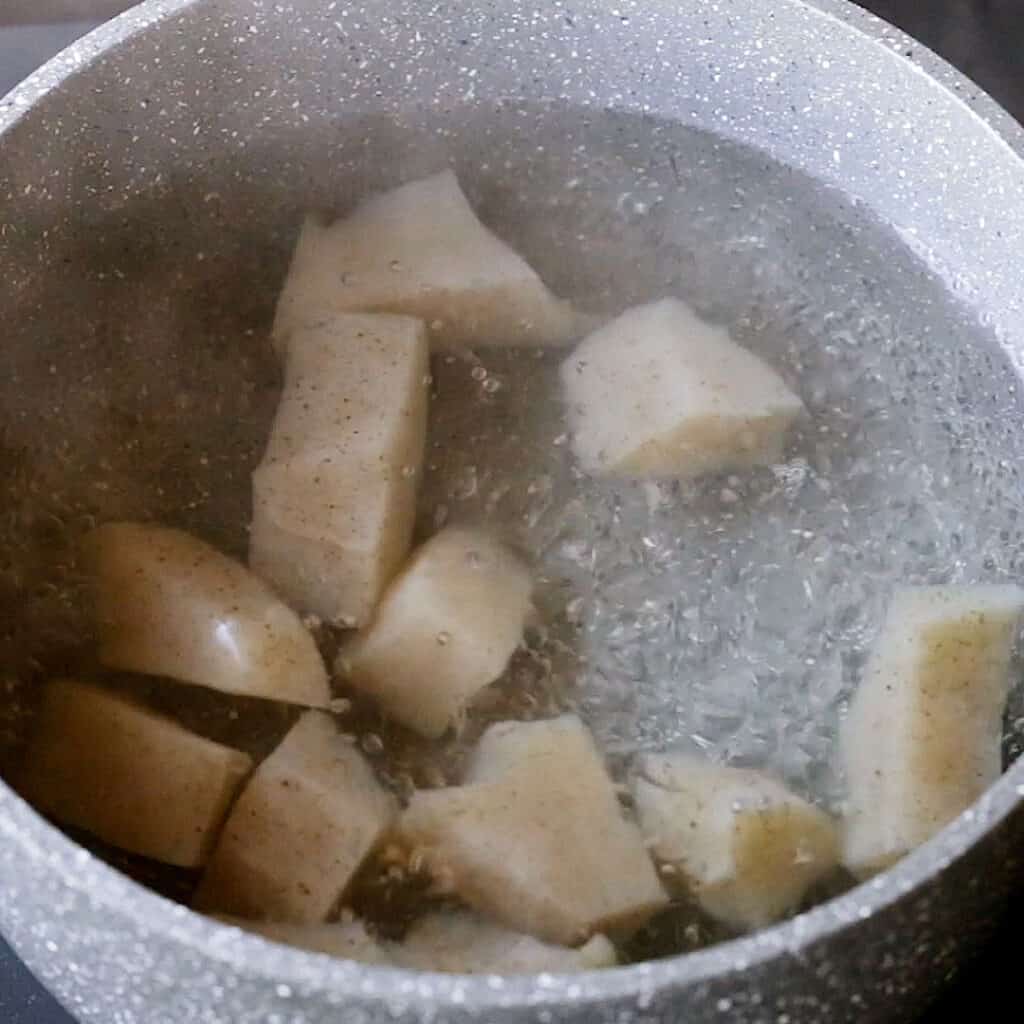 Boiling konnyaku in water with salt.